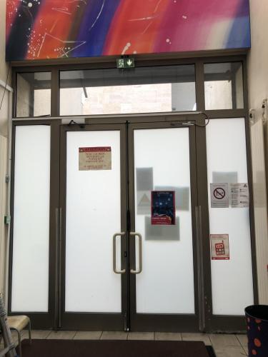 Remplacement d'une porte vitrée en aluminium dans un crèche